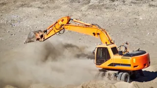 Ein Bagger bei der Arbeit in sehr staubiger Umgebung Ein Bagger bei der Arbeit in sehr staubiger Umgebung