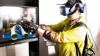 Ein Mann mit Virtual Reality-Brille und Handschuhen beim Ausführen einer Simulation Ein Mann mit Virtual Reality-Brille und Handschuhen beim Ausführen einer Simulation