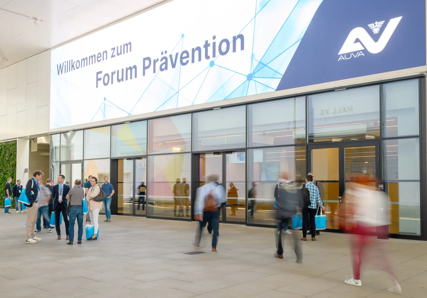 Mehrere Kongressbesucher halten sich vor dem Haupteingang zum internationalen AUVA-Kongress “Forum Prävention” auf. Mehrere Kongressbesucher halten sich vor dem Haupteingang zum internationalen AUVA-Kongress “Forum Prävention” auf.