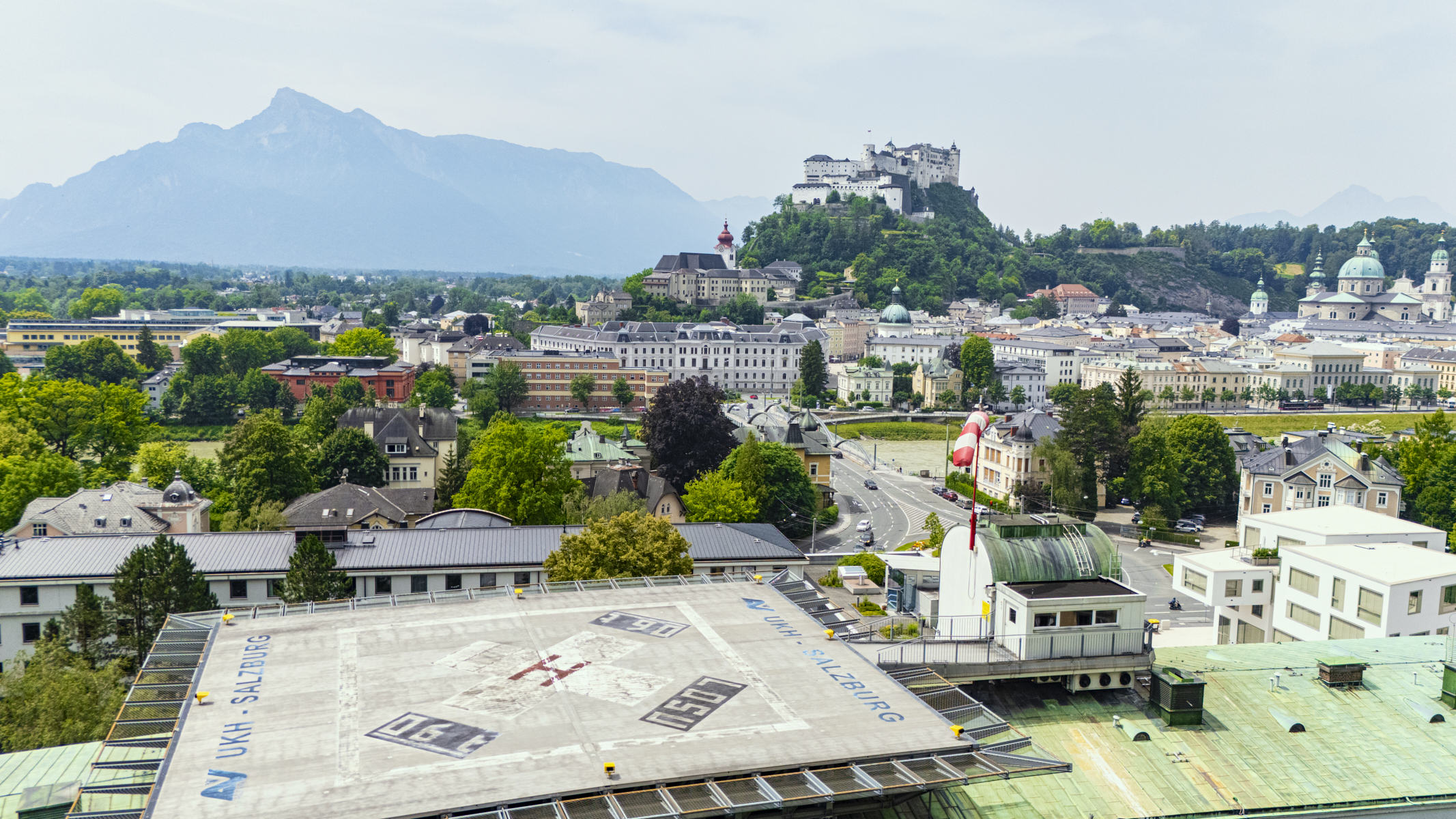 Luftaufnahme vom Hubschrauberlandeplatz des UKH Salzburg inklusive Blick auf die umliegende Umgebung