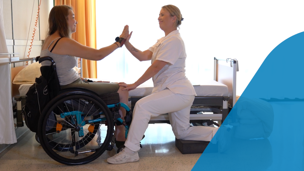Weibliche Pflegekraft und junge Frau im Rollstuhl geben einander ein high-five