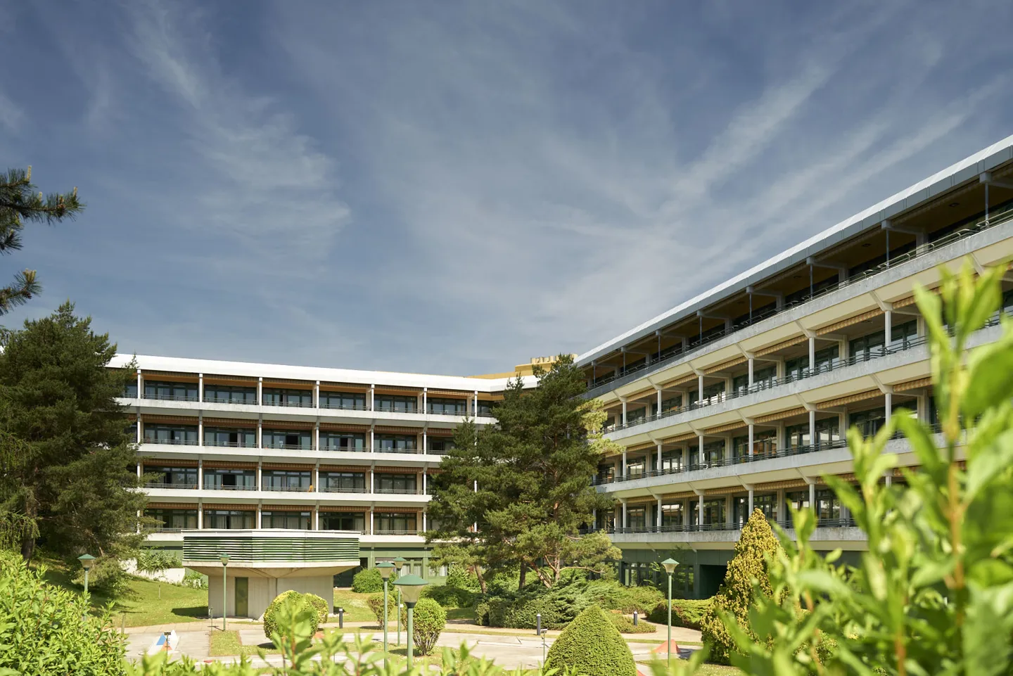 Außenansicht auf RZ-Gebäude Weißer Hof mit Balkone der Patientenzimmer Außenansicht auf RZ-Gebäude Weißer Hof mit Balkone der Patientenzimmer