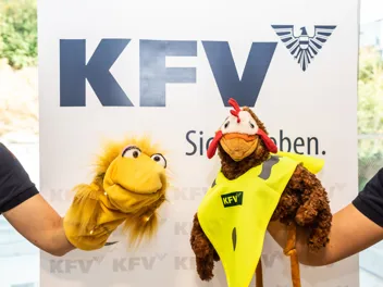 AUVA und KFV Gluehwuermchen 2 Die Handpuppen „Glitzi“ und „Berta“, die im Rahmen der Aktion den Unterschied zwischen „Gesehen und nicht gesehen werden“ erklären.