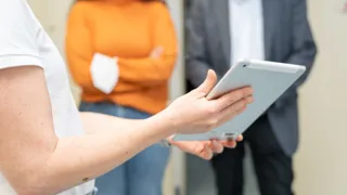 Vorführung und Übergabe von Unterlagen Vorführung und Übergabe von Unterlagen