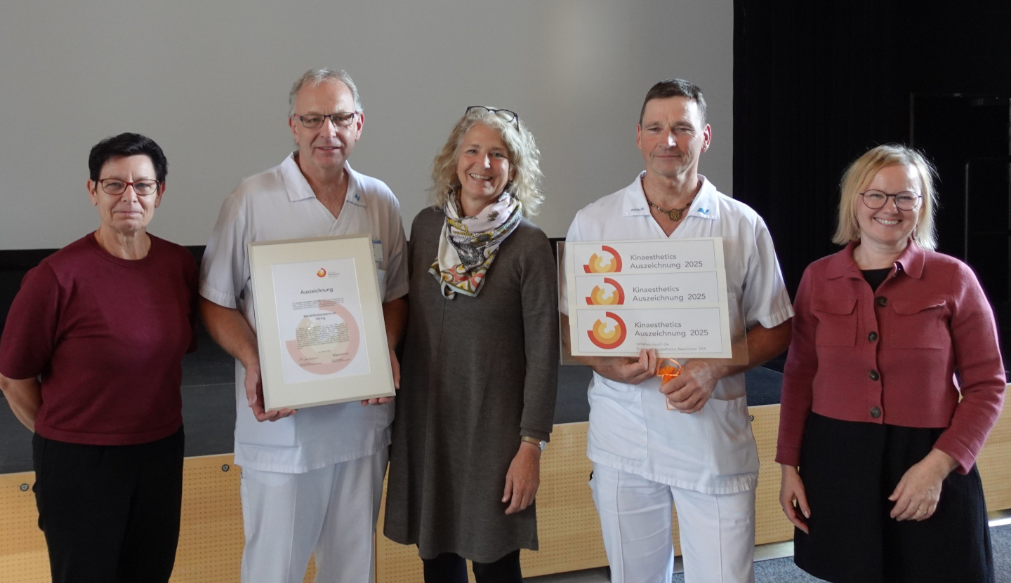 AUVA-Mitarbeitende Martina Kronsteiner, Josef Steiner, Irene Tambornino, Klaus Obertautsch, Anita Aichinger mit den Auszeichnungsurkunden