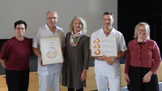AUVA-Mitarbeitende Martina Kronsteiner, Josef Steiner, Irene Tambornino, Klaus Obertautsch, Anita Aichinger mit den Auszeichnungsurkunden