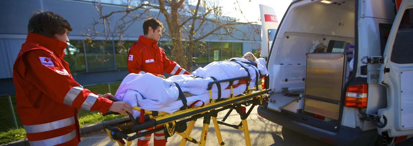 RS7479 Zivi Sani©ÖRK Kellnerthomasholly 15 1440 Credit ÖRK Kellner Thomas Zwei Sanitäter beim Verladen eines Patienten in das Rettungsfahrzeug