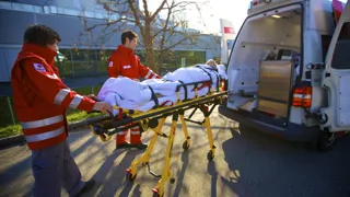 RS7479 Zivi Sani©ÖRK Kellnerthomasholly 15 1440 Credit ÖRK Kellner Thomas Zwei Sanitäter beim Verladen eines Patienten in das Rettungsfahrzeug