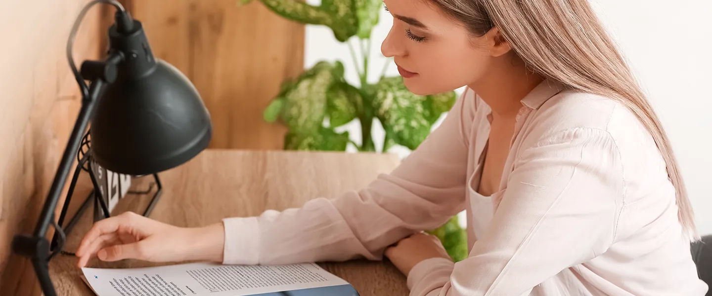 4.5.2_Sichere Arbeit_AdobeStock_408221218_ROI.jpg Junge Frau liest einen Beitrag im AUVA-Magazin „Sichere Arbeit“