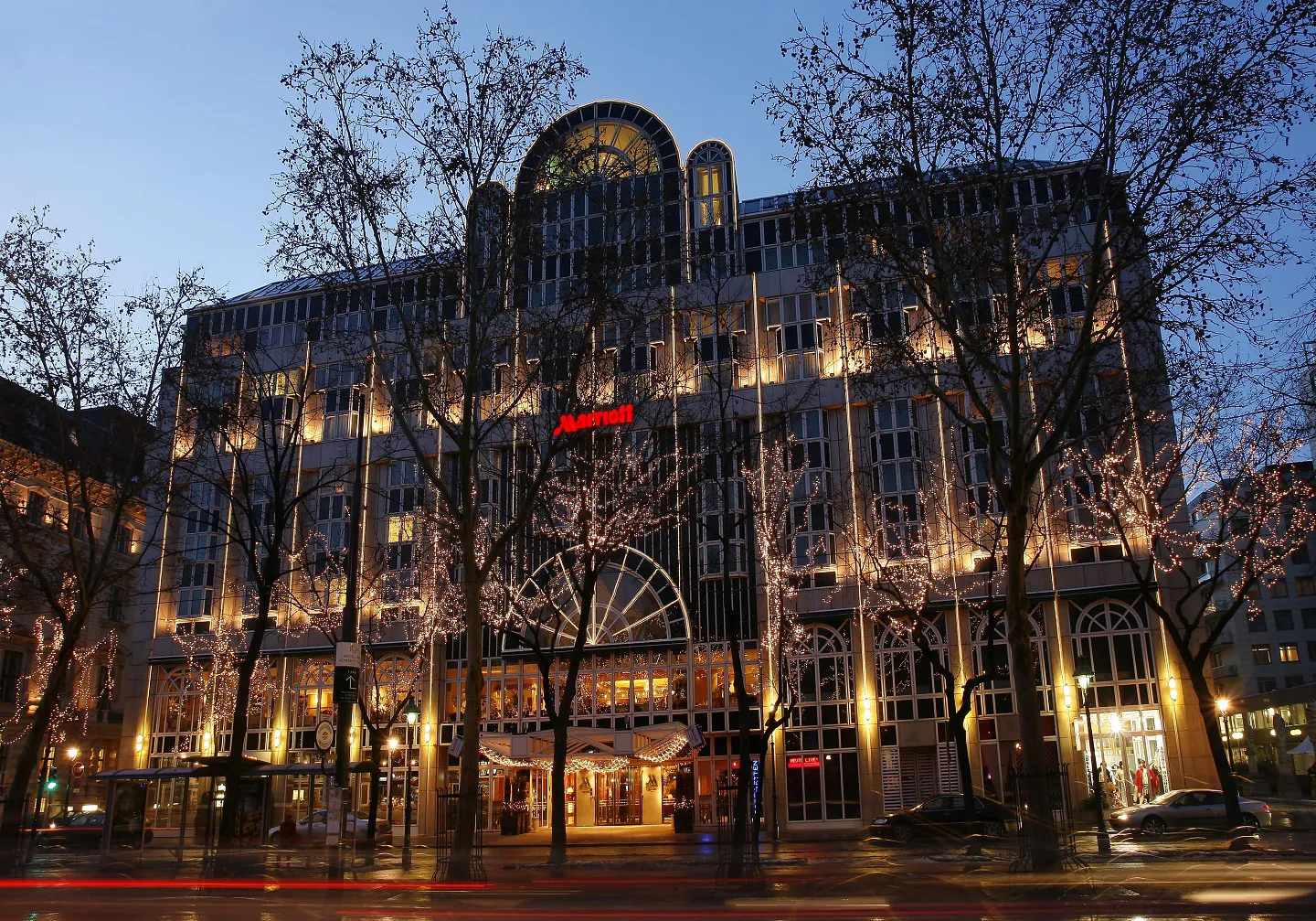 MTC2025 Marriott Außen Reduziert (c) Vienna Marriott Hotel Vienna Marriott Hotel - Außenansicht in der Abenddämmerung