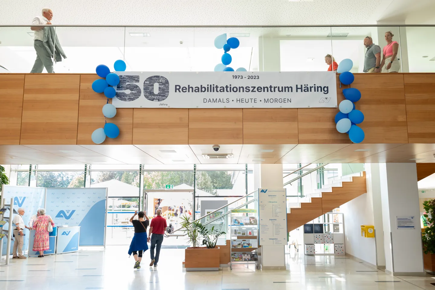 Der für die 50-Jahr-Jubiläumsfeier geschmückte Eingangsbereich des AUVA-RZ Häring Der für die 50-Jahr-Jubiläumsfeier geschmückte Eingangsbereich des AUVA-RZ Häring