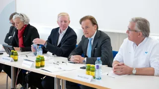 Vertreterinnen und Vertreter von AUVA und ÖGK bei der Pressekonferenz zur Eröffnung des Schmerzzentrums im Traumazentrum Wien Meidling