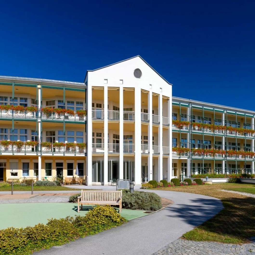 Eingangsbereich und Parkanlagen in der RK Tobelbad