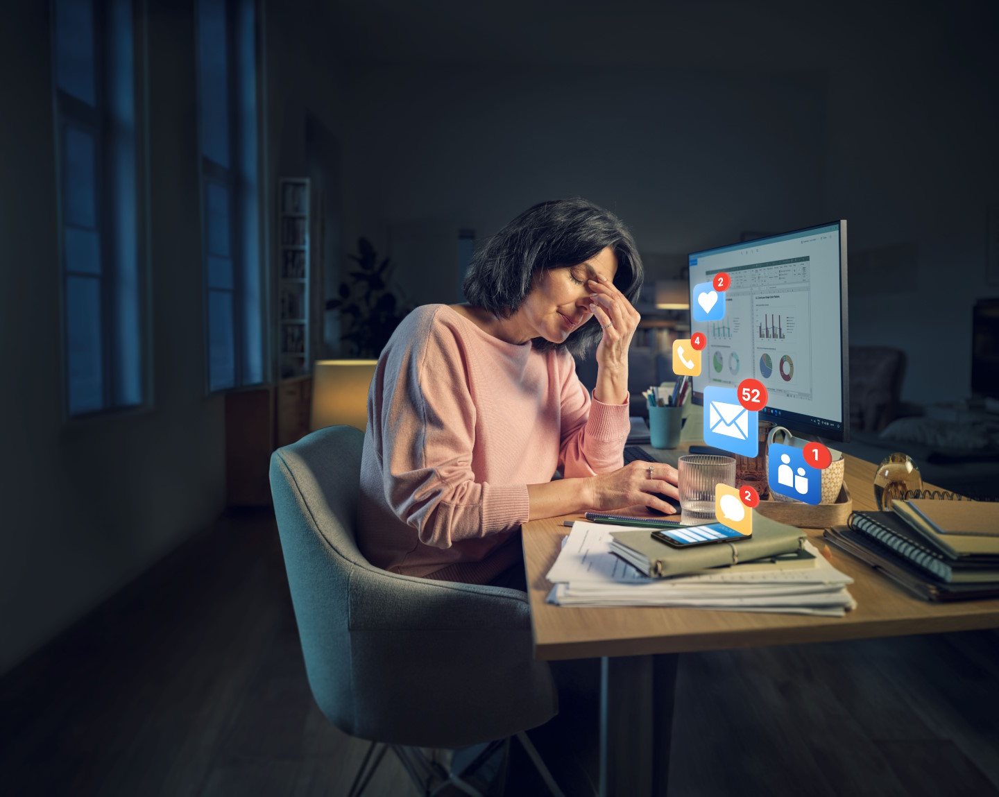 Eine Frau sitzt vor einem Bildschirm und stützt den Kopf in die Hand. Vor dem Monitor erscheinen Icons für eingegangene E-Mails, Telefonate und Chat-Nachrichten.