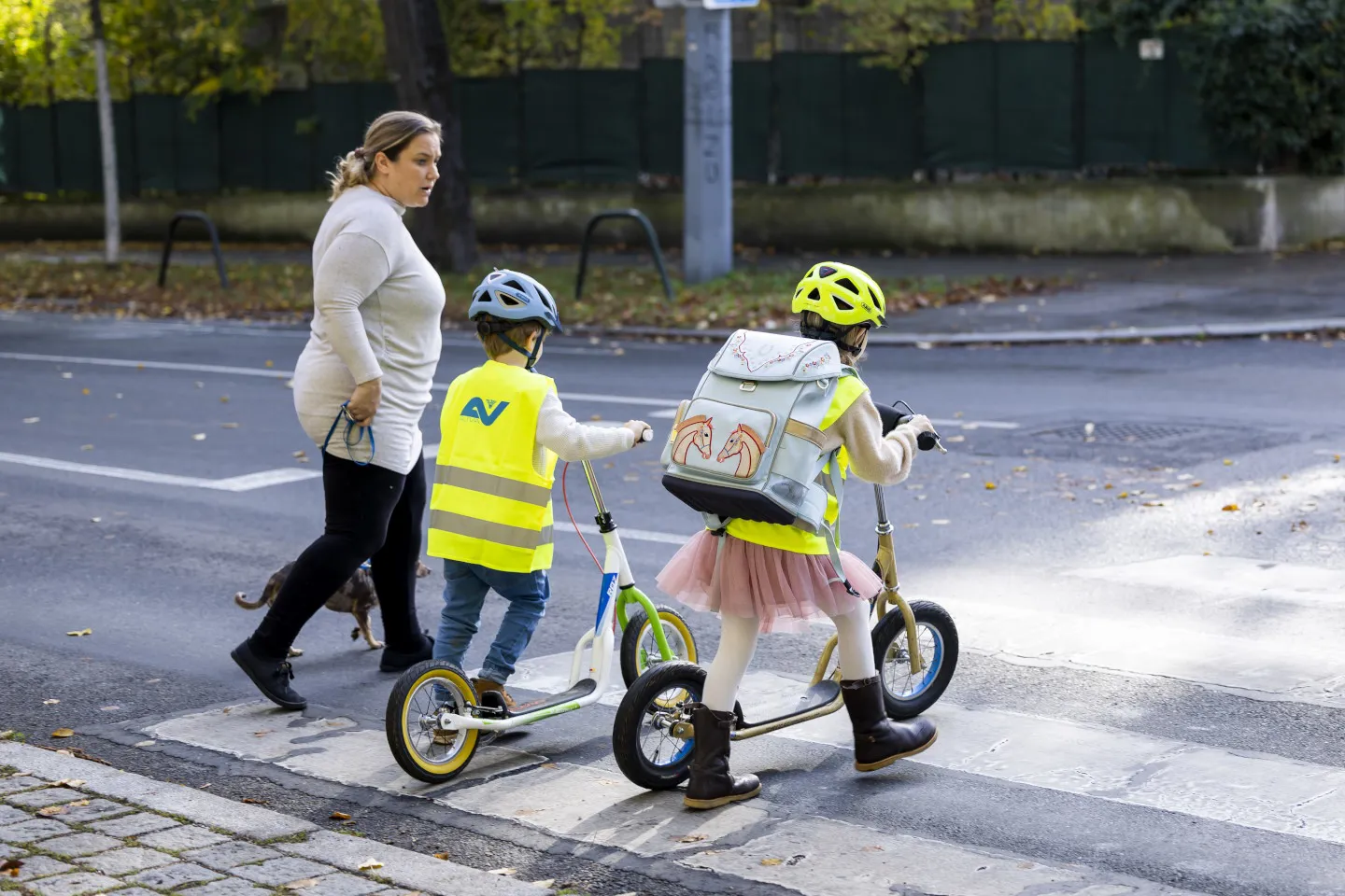 Roller Zebrastreifen 1440 Credit CAP Martin Steiger Eine Frau begleitet zwei Kinder am Tretroller über den Zebrastreifen