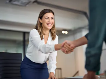 4.3.1_Aus- und Weiterbildung_SVP_AdobeStock_639705792.jpeg Sicherheitsvertrauensperson begrüßt händeschüttelnd zweite Person.