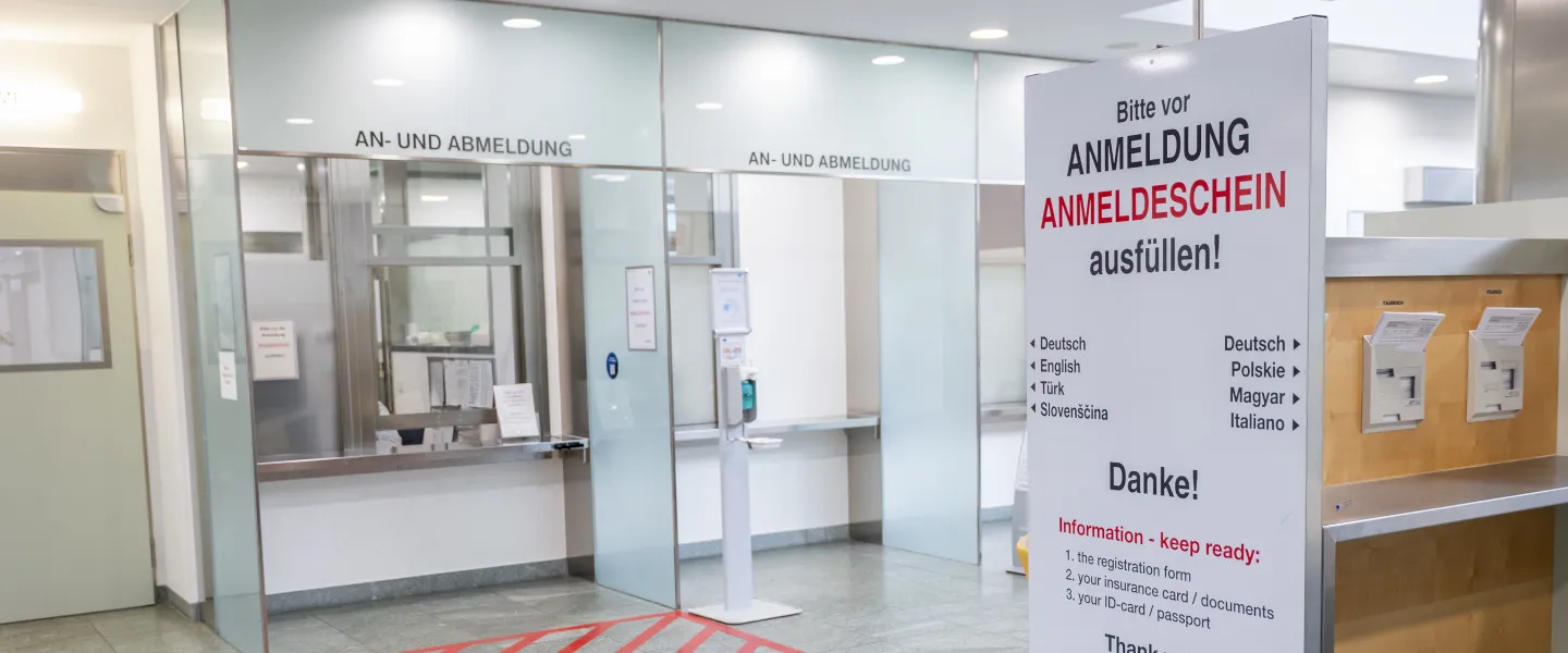 Ambulanz-Anmeldebereich im UKH Linz mit mehreren Schaltern