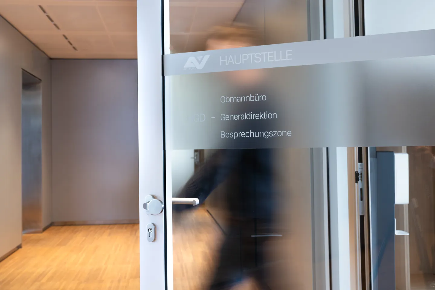 Eine nicht erkennbare Person verlässt die Räumlichkeiten von Generaldirektion und Obmannbüro in der AUVA-Hauptstelle. Eine nicht erkennbare Person verlässt die Räumlichkeiten von Generaldirektion und Obmannbüro in der AUVA-Hauptstelle.