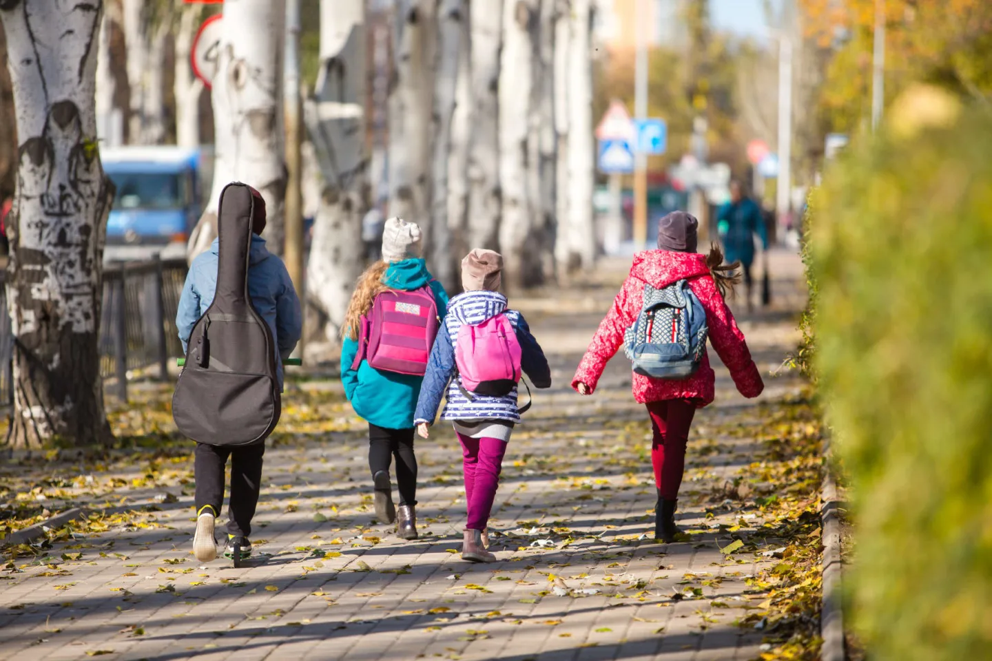 Adobestock 301479587 1440 (C)Andrey Rückansicht von Schulkindern am Schulweg
