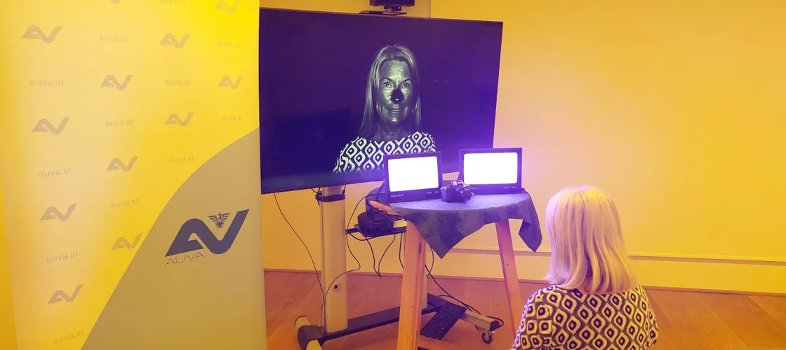 UV Kamera 1440 Credit Daniel Pinkas Eine Frau sitzt vor einem Monitor und blickt in eine UV-Kamera