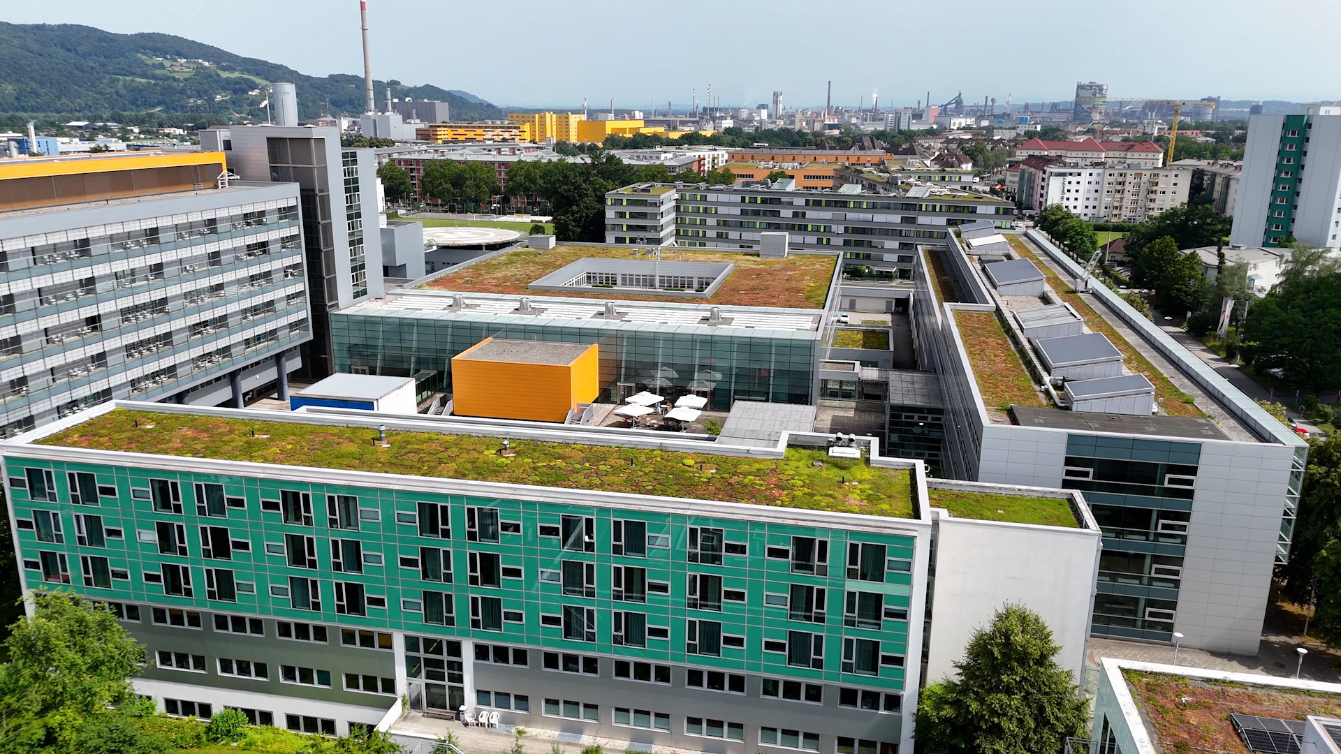 Luftaufnahme des gesamten Geländes des UKH Linz