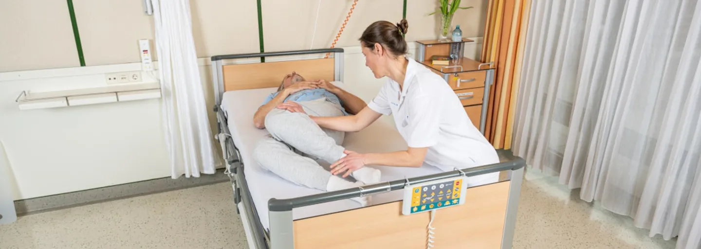 REI4043 1044 M105 Im Bett Nach Oben Rutschen Credit Rreichhart Pflegefachkraft hilft Patient dabei im Bett nach oben zu rutschen