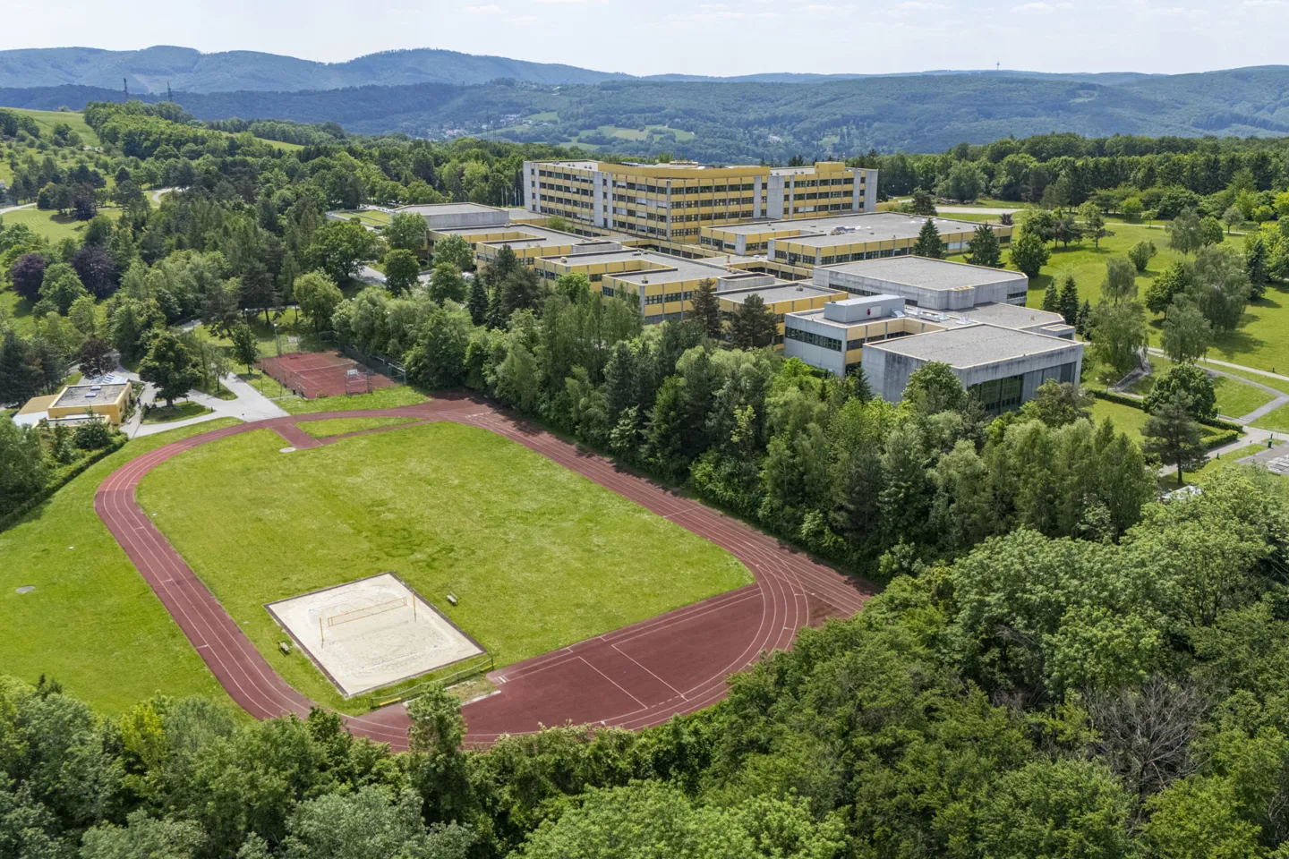 Sportareal des AUVA-RZ Weißer Hof mit Laufbahn, Basketballplatz, Beachvolleyballplatz Sportareal des AUVA-Rehabilitationszentrums Weißer Hof mit Laufbahn, Basketballplatz und Beachvolleyballplatz, eingebettet in der Natur