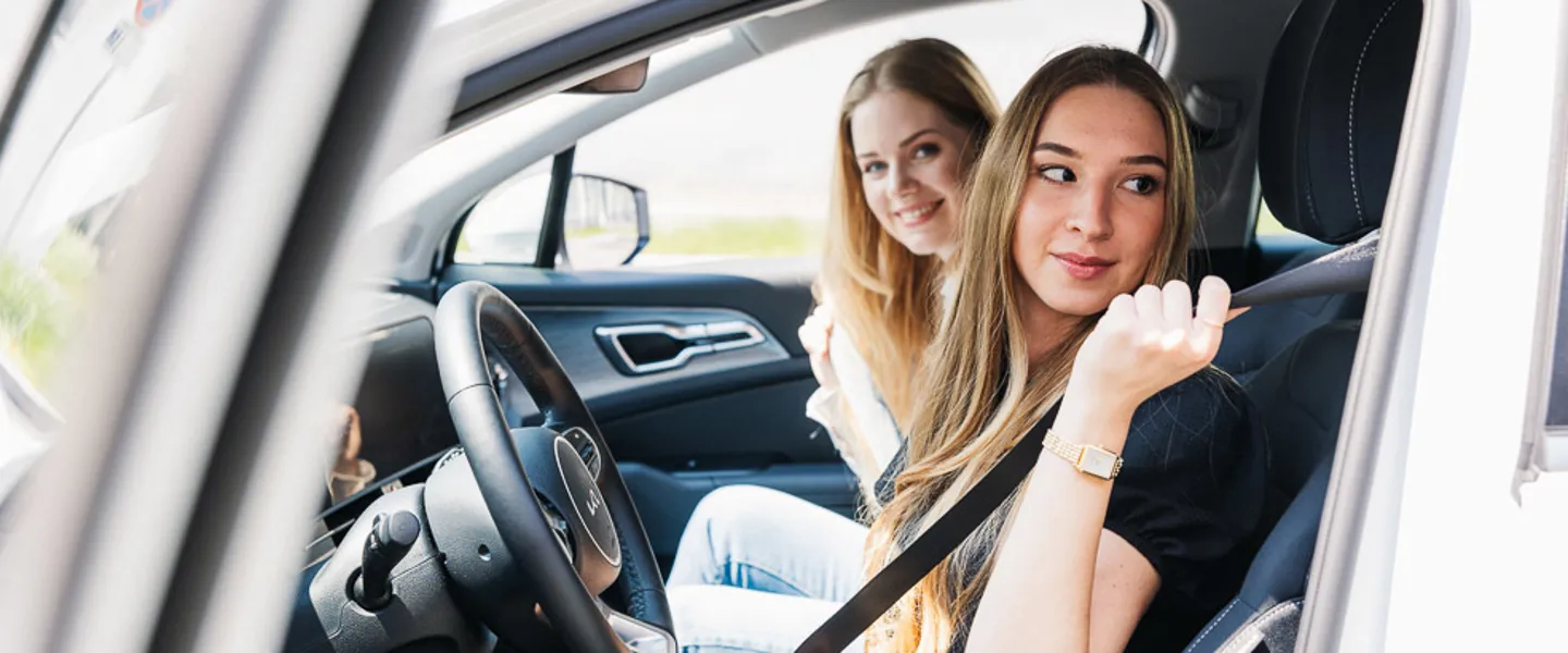 Zwei Jugendliche beim Anschnallen im Auto