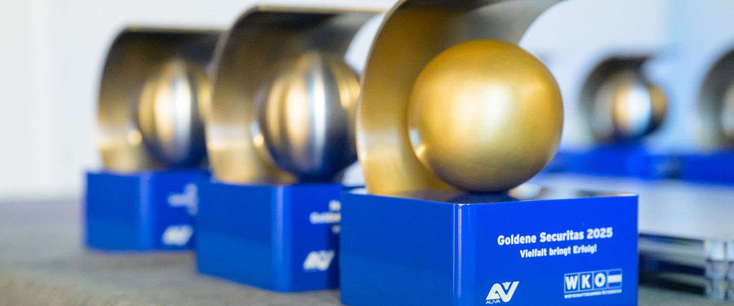 Nahaufnahme der Trophäen "Goldene Securitas 2025"