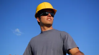 Adobestock Reimar 382692708 1440 Bauarbeiter mit Helm und Sonnenbrille