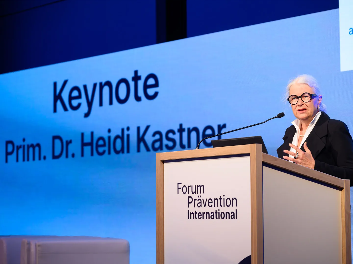149 Forum Pravention 2025 0108 Edit C Gregor Nesvadba Eine Frau steht hinter einem Rednerpult