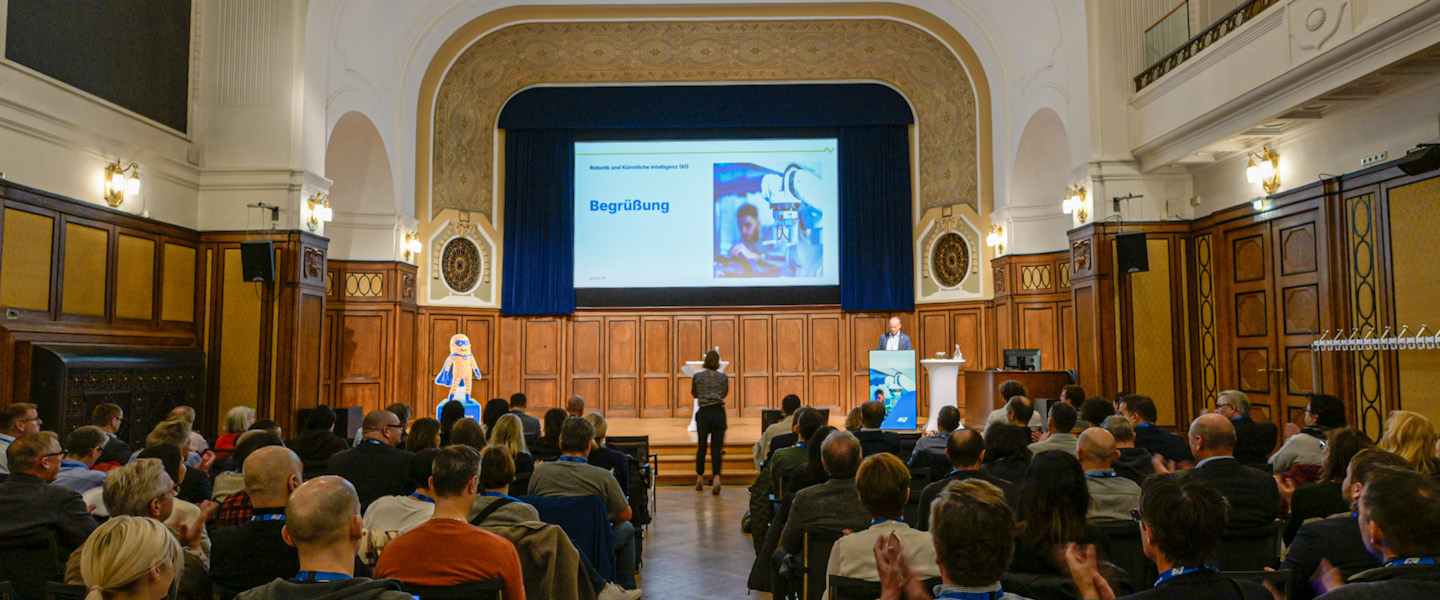 Blick aus dem Publikum auf die Bühne der AUVA-Veranstaltung im Technischen Museum Wien