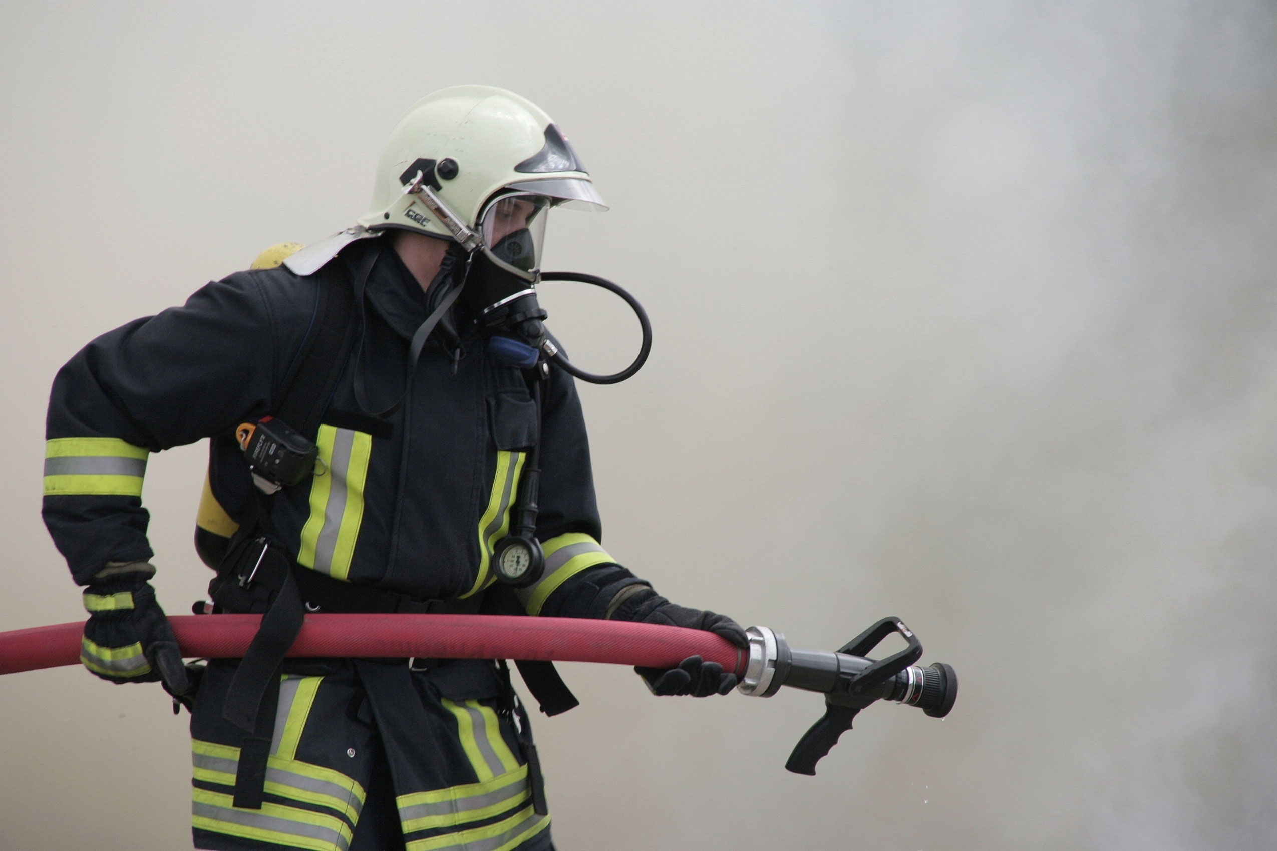 Feuerwehrmann beim löschen. 