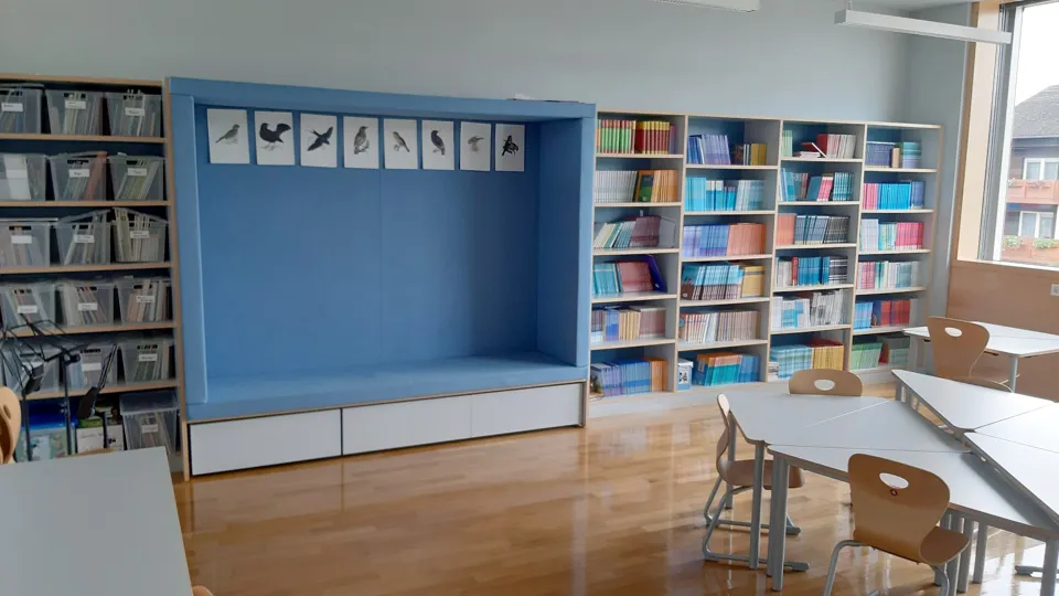Mit Filz ausgekleidete Lesekoje in einer Bibliothek
