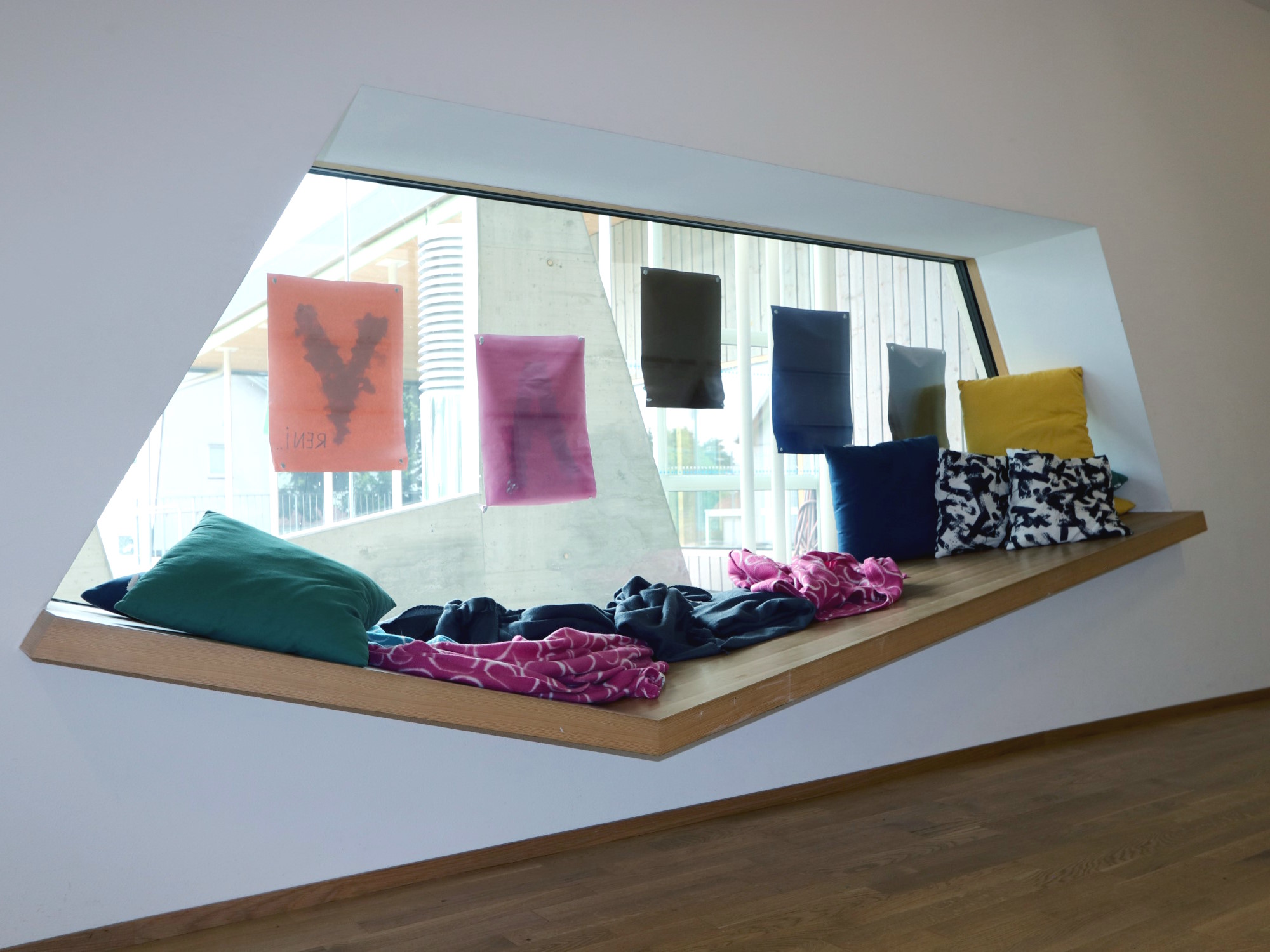 Mit Polstern ausgelegter Rückzugsort in einer Fensternische