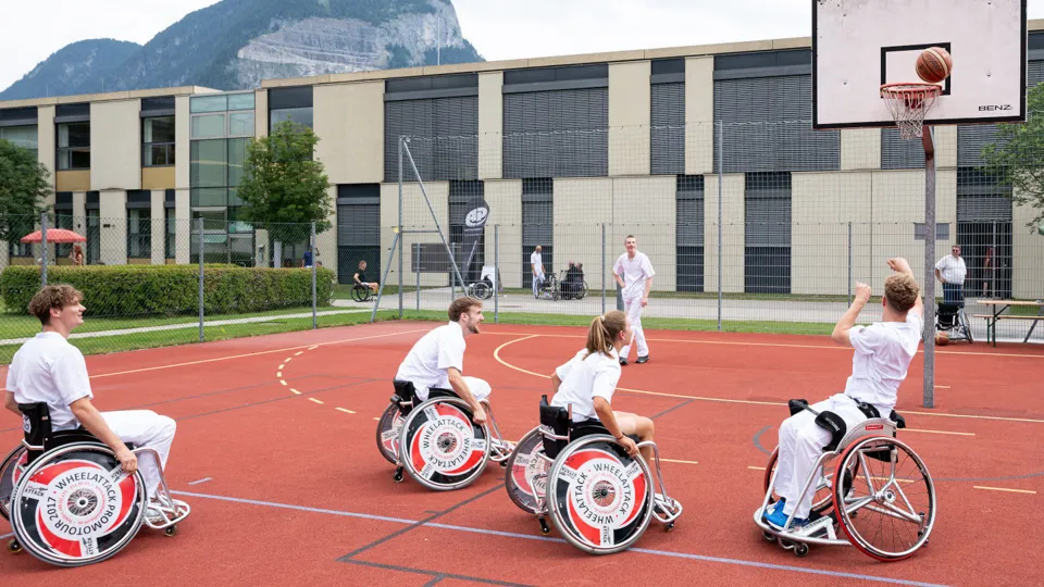 Vier Sportler:innen beim Rollstuhlbasketball im Parasportzentrum Häring